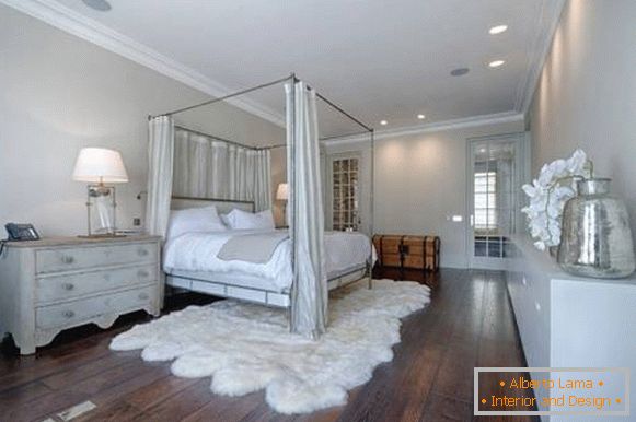 Голема спална соба со шик со дрвен под