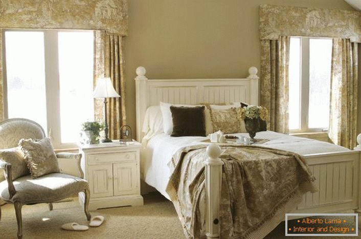 Нежна спална соба за гостите во стилот на земјата во селска куќа во една од провинциите на Франција. Точниот пример за избор на мебел за сместување во овој стил.