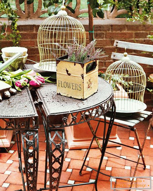 Фалсификувана маса, кутии со цвеќиња и кафези за птици