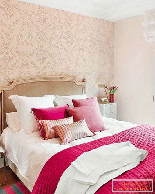Комбинација на светло розева и шампањ во дизајнот на креветот