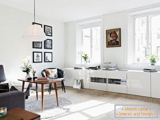 Црно-бел контраст во дизајнот на дневната соба