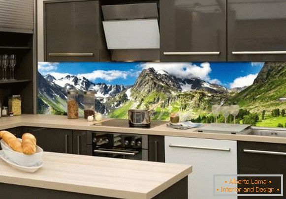 Стаклен престилка за кујната со пејзаж - слика во внатрешноста