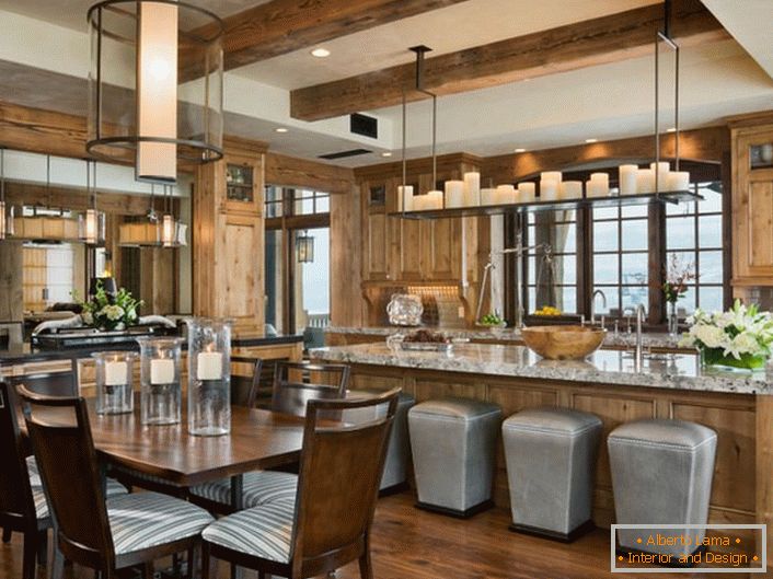 Во кујната владее романтична атмосфера. Практичното зонирање на кујната на јадење и работниот простор го прави просторот практичен и функционален.