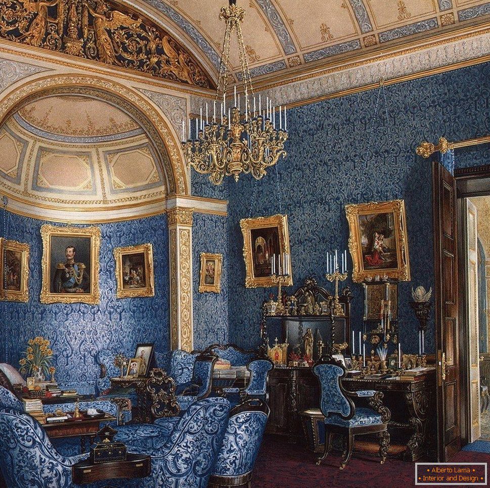 Внатрешни работи со сини ѕидови и мебел
