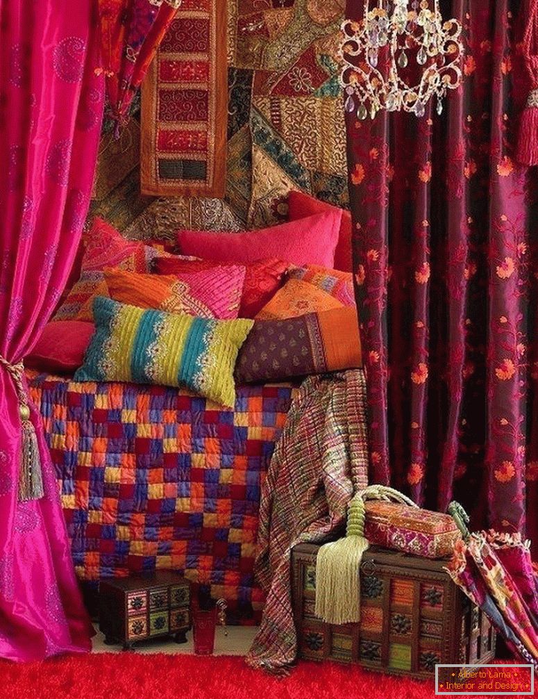 Разноцрвени перници на креветот