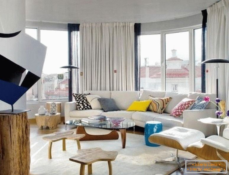 Полукружна соба со бел и дрвен мебел