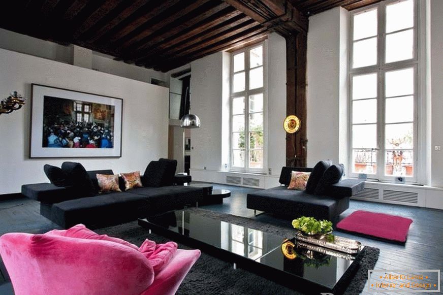 Црна софа и розова фотелја во собата
