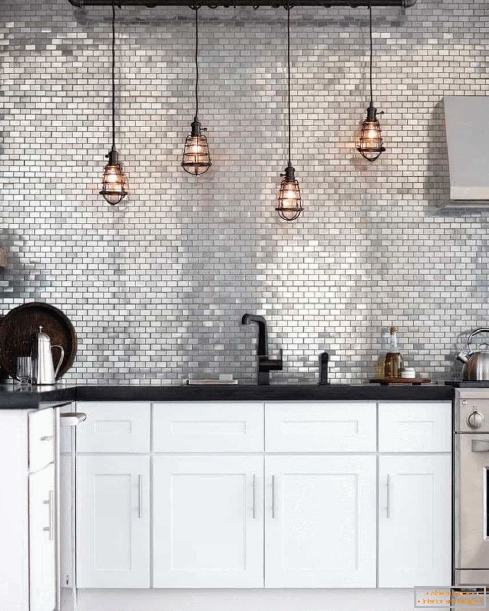 Кујна во стил на гранџ со престилка од сребрена боја и ретро светла над работната површина