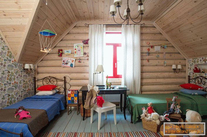 Детска спална соба во земја стил на подот таванот. Дрвена таваница и ѕид со голем прозорец совршено го надополнуваат стилот на земјата.