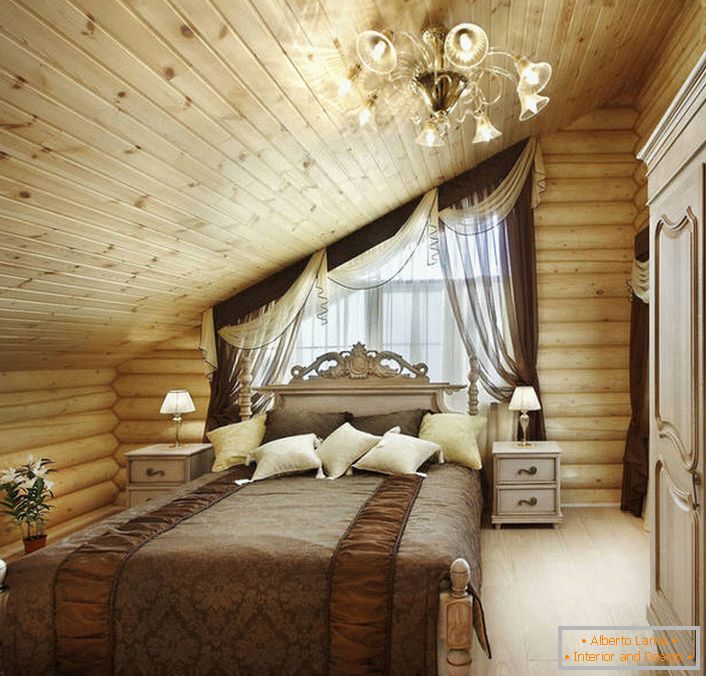 Невообичаено решение за спална соба во стил во земјата. На кралско меко кревет, создаден врз мотивите на барок, извонредно изгледа во општиот рурален концепт за внатрешни работи.