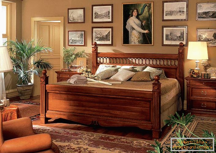 Правилно исти, масивен мебел од дрво за спална соба во барокен стил.