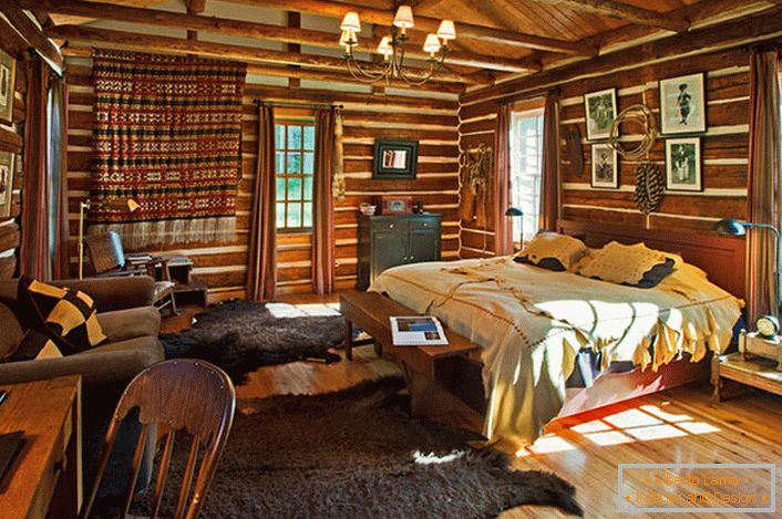 Спална соба во земјата земја стил во една мала куќа во шумата. 