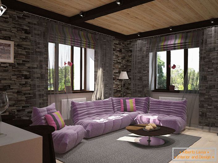 Дизајн проект за пријатна дневна соба во стил на мансарда. Декорацијата на ѕидовите од камен е хармонично комбинирана со мека меко-виолетова мебел.