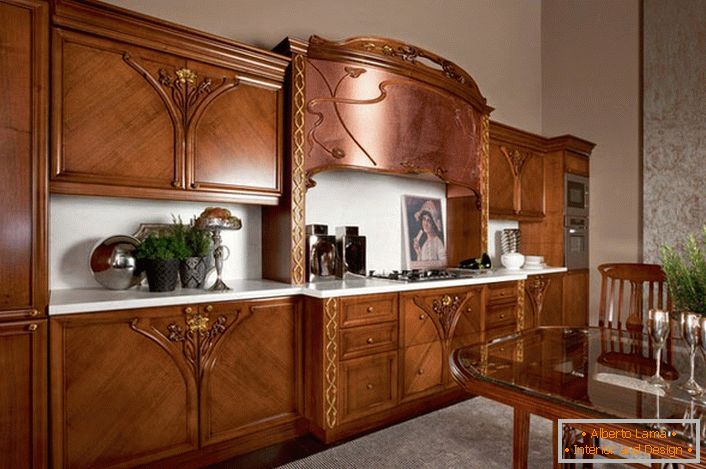 Прекрасен пример за кујна во стилот на Арт Нову. Мебел направен од природно дрво ја прави внатрешноста привлечна и извонредна.