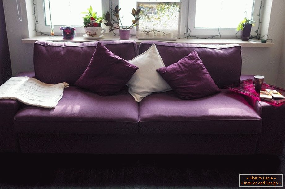 Виолетова софа со перници