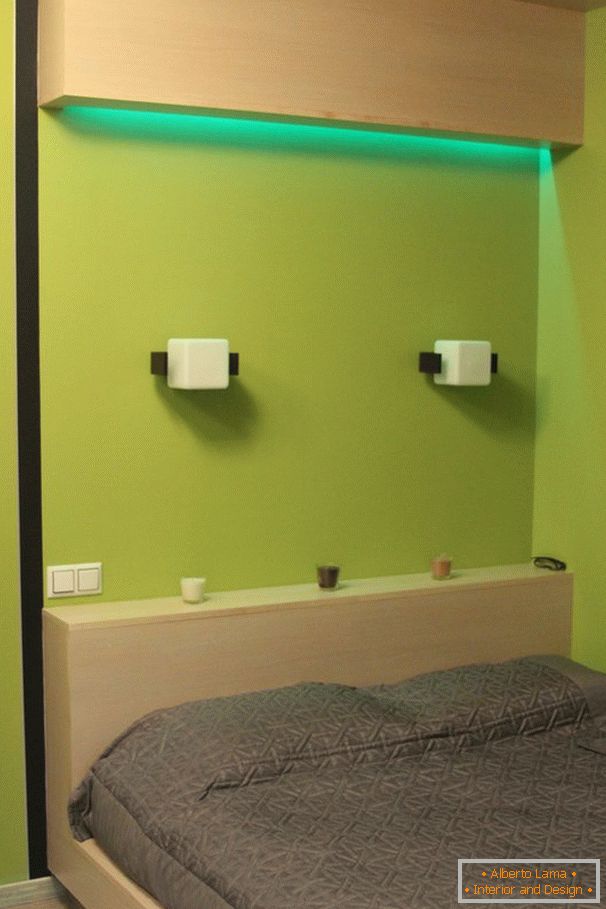 Зелено светло над креветот во спалната соба