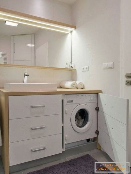 Скриена машина за перење во бањата