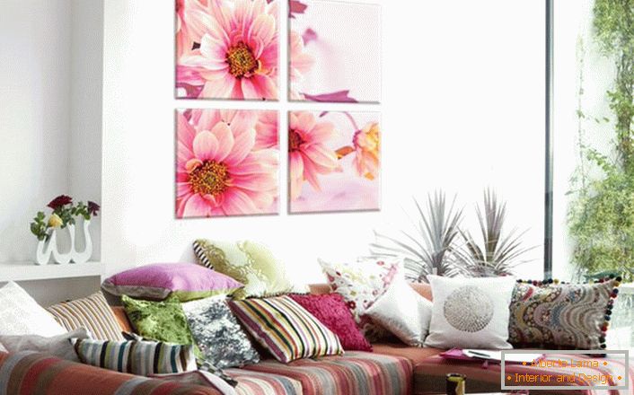 Се почесто сопствениците на живеалишта избираат за внатрешен дизајн на сликата со цветни печати. Нежно розова ливчиња ја прават атмосферата во собата романтична и лесна. 