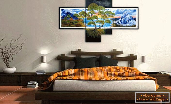 Спалната соба во ориентален стил е украсена со модуларни слики кои тежат по главата на креветот.
