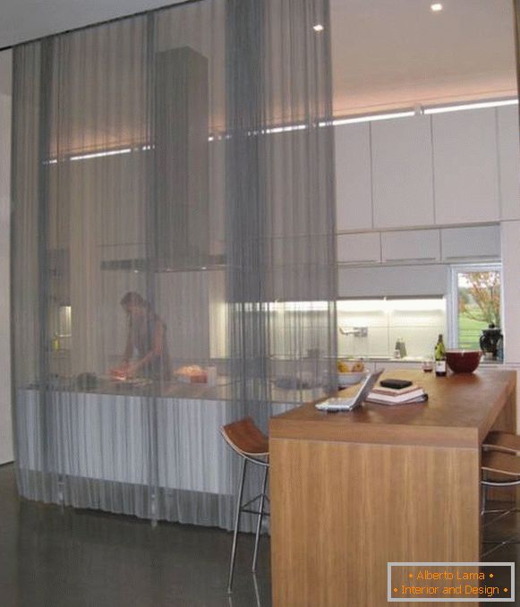 Транспарентни завеси во внатрешноста на кујната слика