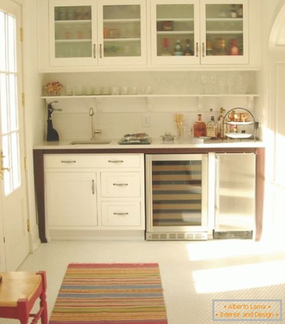 Мала кујна во бела боја