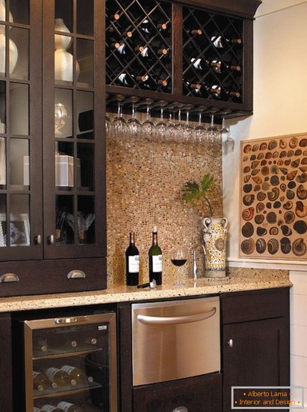 Вградени гардероби за чување вино во кујната