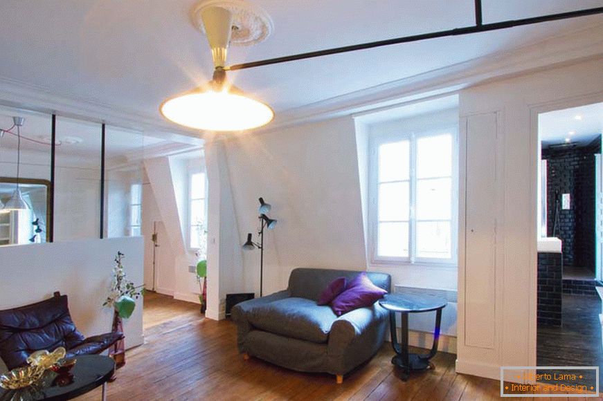 Стаклена преграда во дневната соба на мал студиски стан во Париз