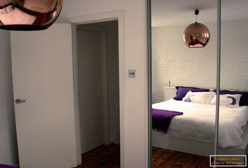 Спална соба на мал стан во Лондон