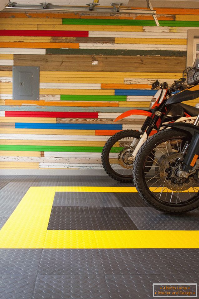 Мотоцикли во гаража