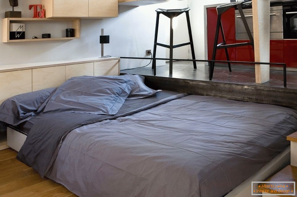 Брачен кревет во мала соба
