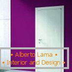 Комбинацијата на пурпурниот ѕид и белата врата