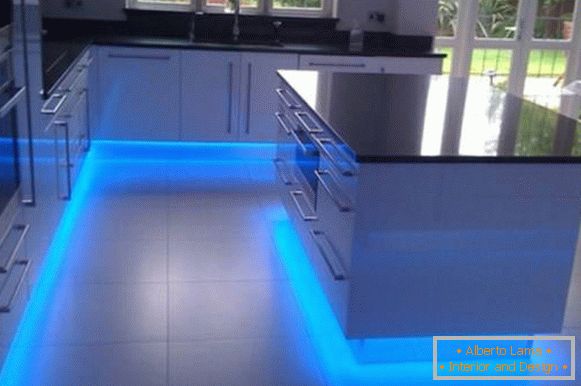 LED подно осветлување во кујната