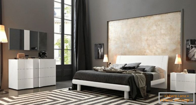сина килим-на-дрвена-кат-жолта-крај-на-кревет-флорална-црна-blanket_dark-сива-мајстор-bedroom_wooden-платформа-кревет