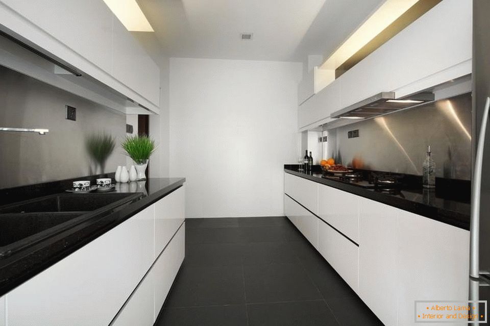 Тесна и долга бела кујна со црн под