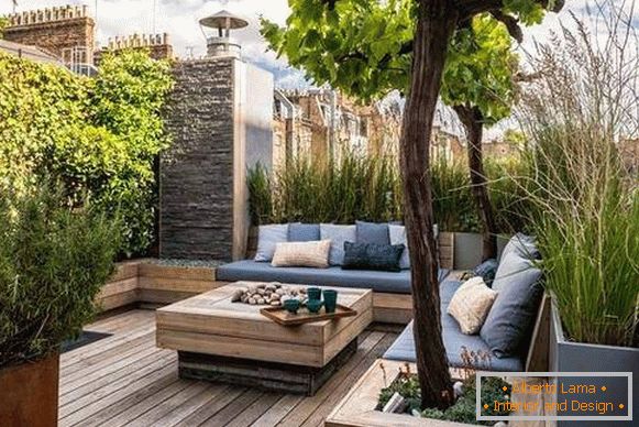 Мечување на дрвена тераса со растенија - фото