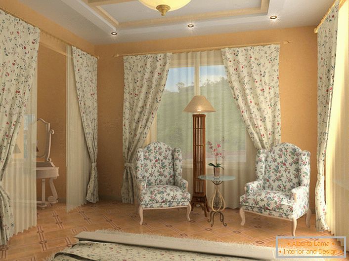 Спална соба во англиски стил со невообичаен пресврт. За тапацирот на мебел, завеси и прекривки, беше избрана една ткаенина со скромен цветен модел.