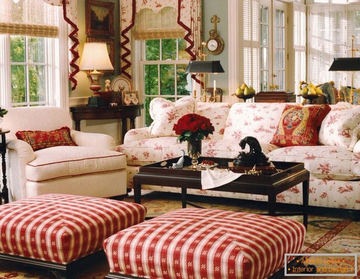 Едноставна, скромен и пријатна дневна соба во англиски стил во мала селска куќа. Атентаторите на црвена ја прават атмосферата во собата опуштена и весела.