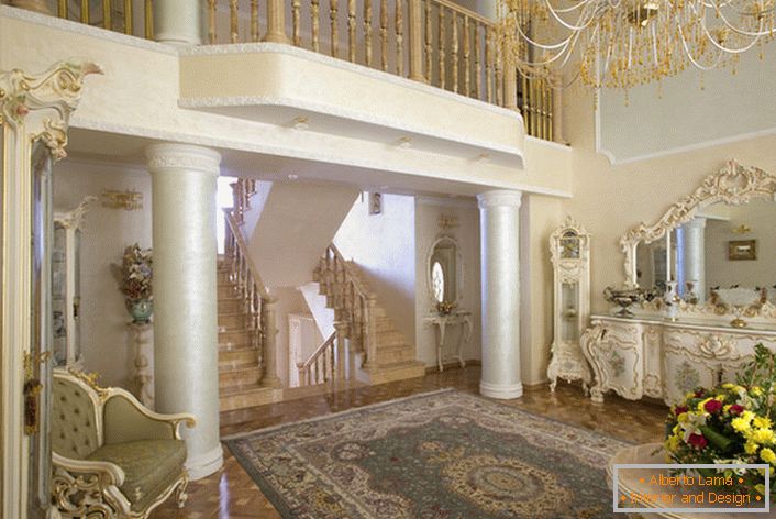 Гостинска соба во барокен стил. Внатрешноста е интересна со колони и балкон на вториот кат.