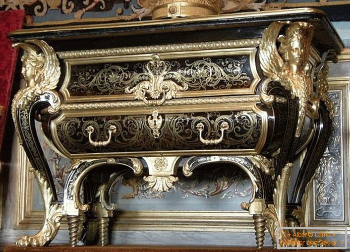 Исклучителна масичка со златни елементи. Мебел во куќата на просперитет Французин. 