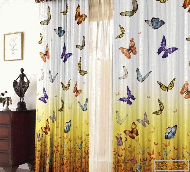 Завеси со пеперутки во собата