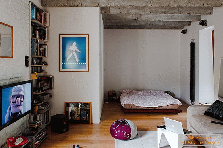 Внатрешноста на спална соба на мал стан во Словачка
