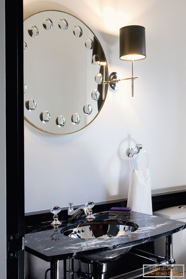 Огледало со осветлување во бањата