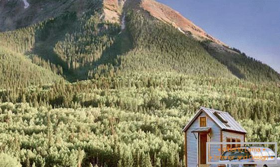 Микро-куќа во подножјето на планината