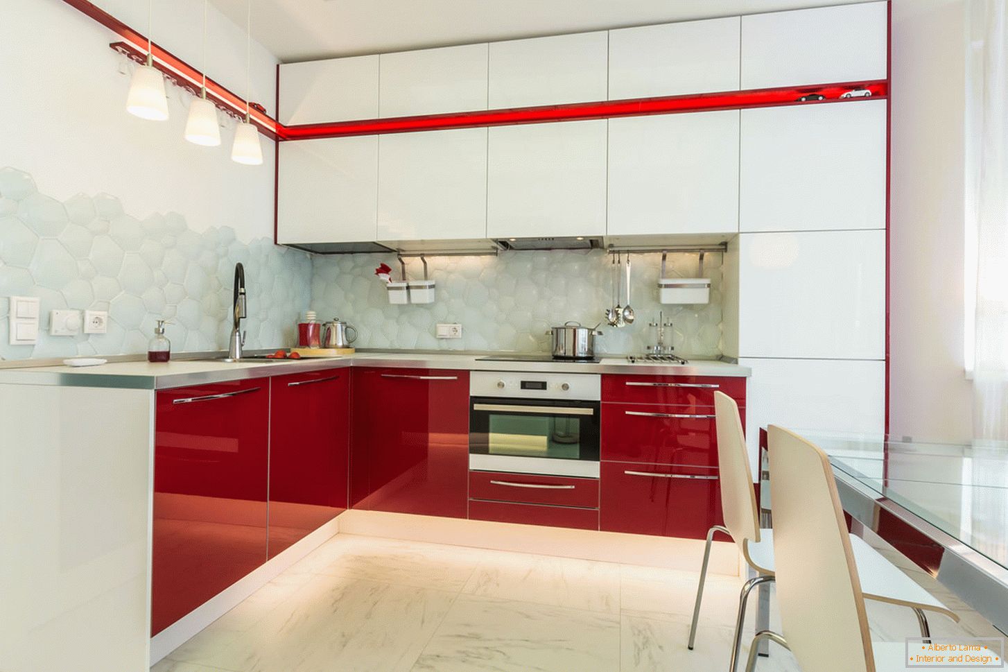 Шик внатрешна кујна во бели и црвени бои