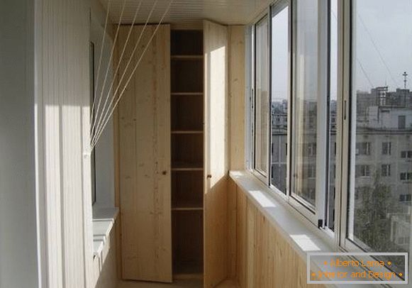 вграден гардероб-на-балкон-svoimi-rukami
