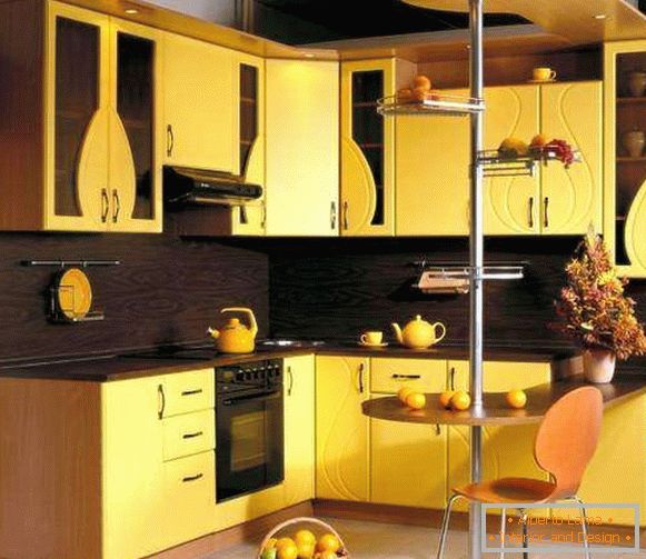 Жолта аголна кујна со појадок бар