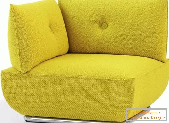 Жолта аголна фотелја во модерен стил