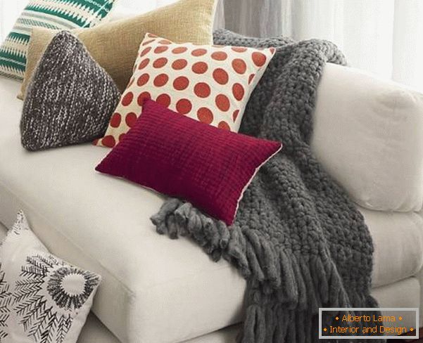Модерен плетени перници како декор