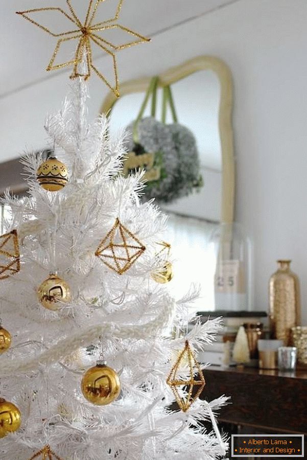 Божиќна елка со златни играчки
