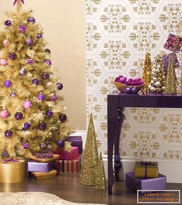 Божиќни украси во златни и виолетови нијанси